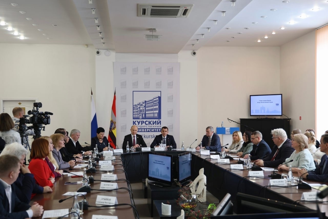 аграрные профессии. инновации в сельском хозяйстве. женщина агроном в поле. аграрное хозяйство. студенты сельское хозяйство.