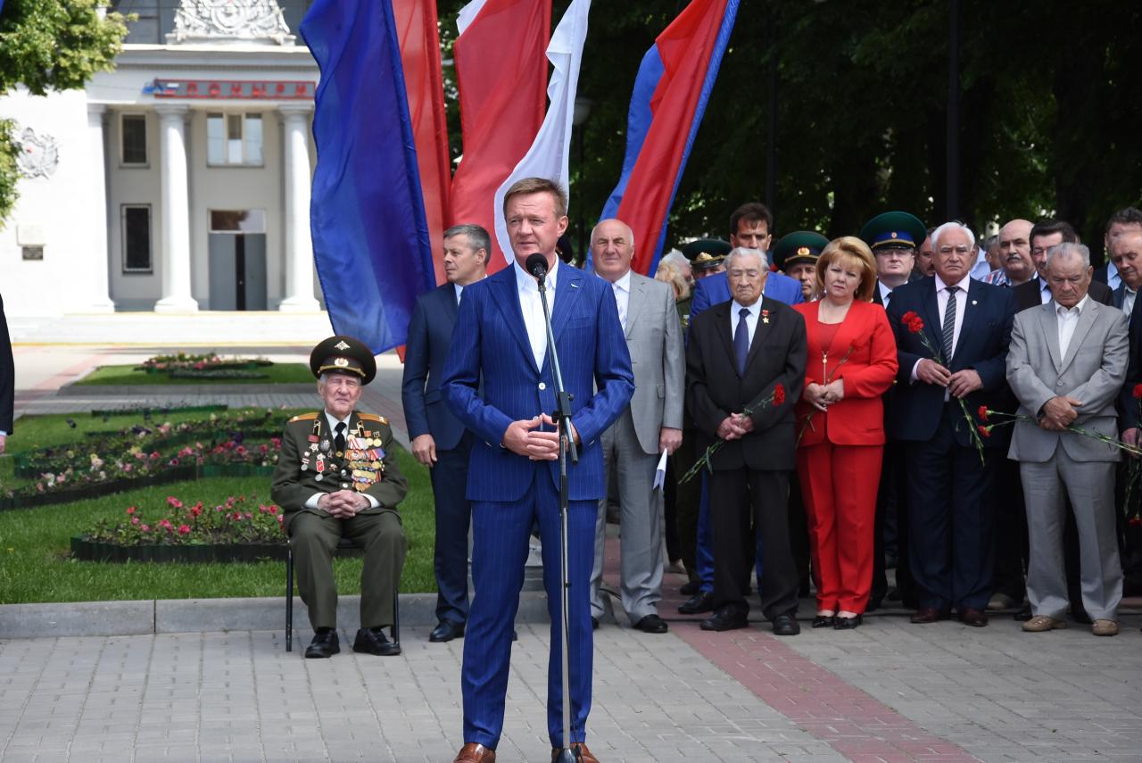 Погода поныри курской на неделю. Поныри Курская область мемориал. Поныри Курская область Школьная линейка. Поселок Поныри Курской области фото. Молчаливое Эхо войны.