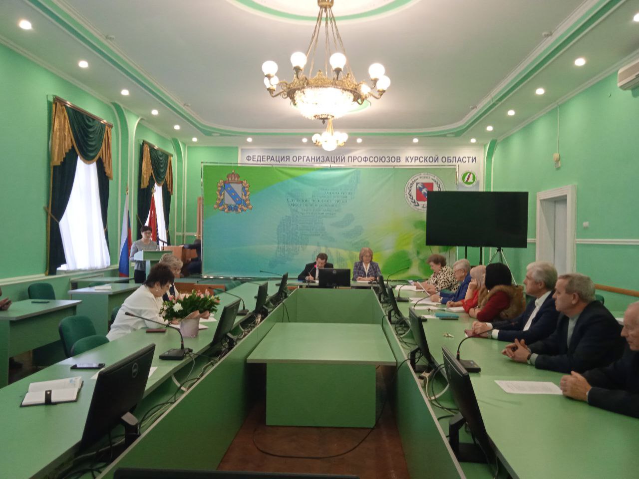 photo 5228955295579574243 y