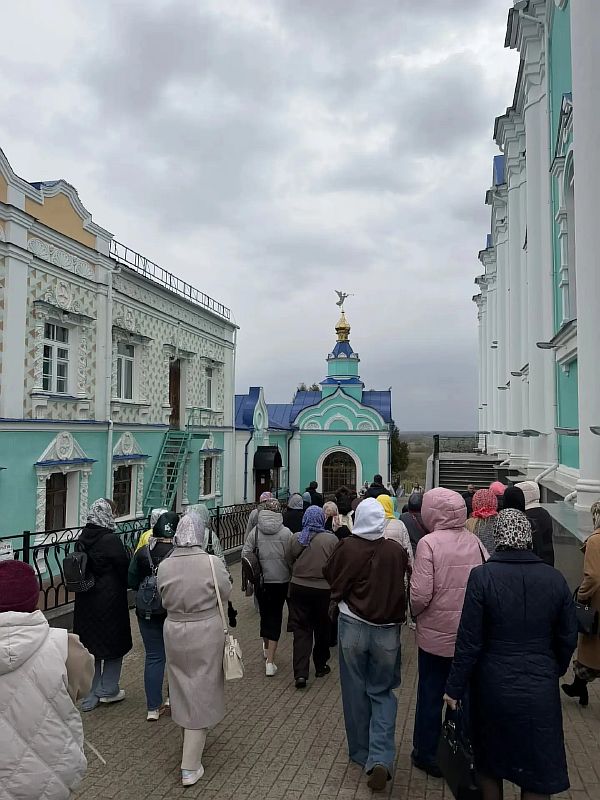 идут к спуску