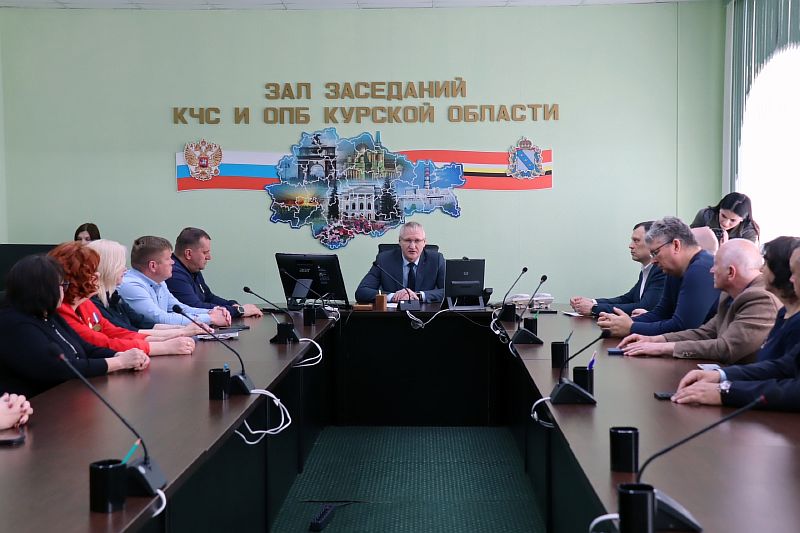 махо за столом